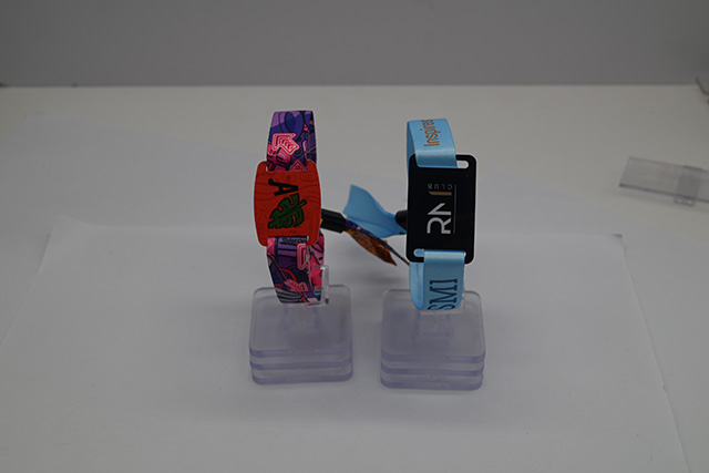 會員卡的種類是有很多種的,可以根據它們的材質、形狀、用途以及芯片類型來進行分類 會員卡的種類是有很多種的,可以根據它們的材質、形狀、用途以及芯片類型來進行分類